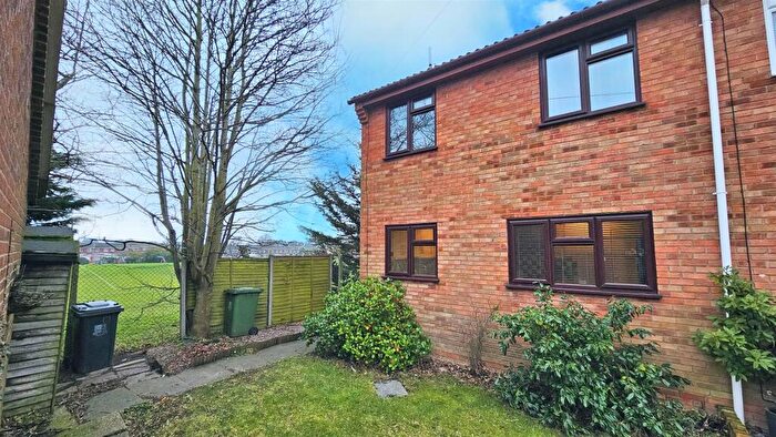 3 Bedroom Semi-Detached House For Sale In Randall Close, Hopton, NR31
