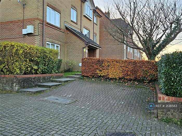 2 Bedroom Flat To Rent In Abbots Rise, Redhill, RH1