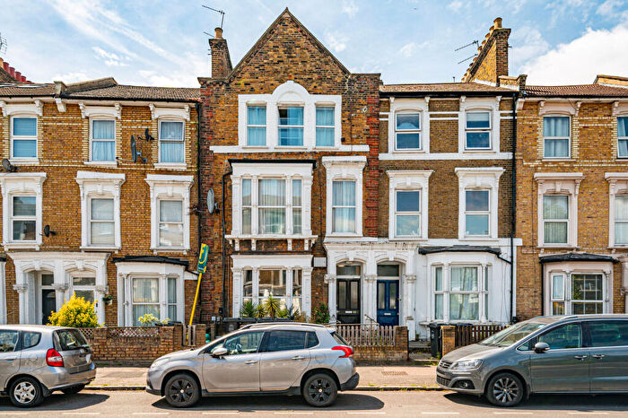 3 Bedroom Flat To Rent In Rectory Road, Hackney, London, N16