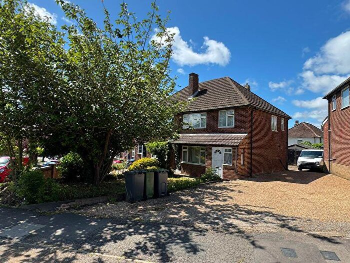 3 Bedroom Semi-Detached House For Sale In Hill Rise, Luton, LU3
