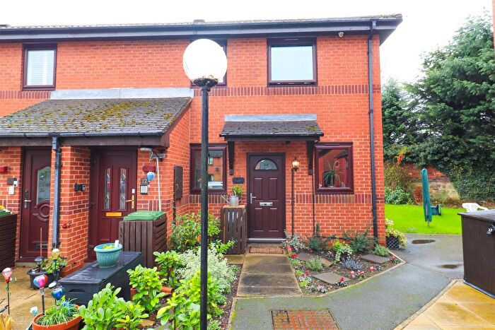 2 Bedroom Flat For Sale In Elizabeth Gardens, Wakefield, WF1