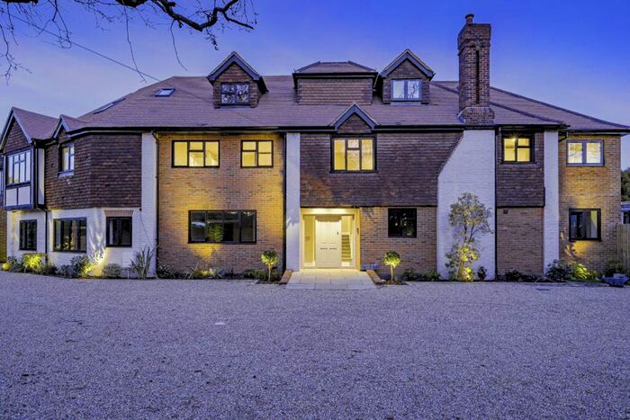 2 Bedroom Flat To Rent In Charlton Avenue, Hersham, KT12