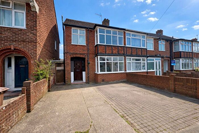 3 Bedroom End Terrace House To Rent In Icknield Road, Luton, LU3