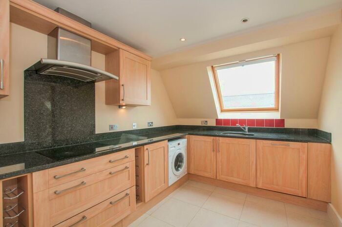 2 Bedroom Flat To Rent In Linkside Shoppenhangers Road, Maidenhead, Berkshire, SL6
