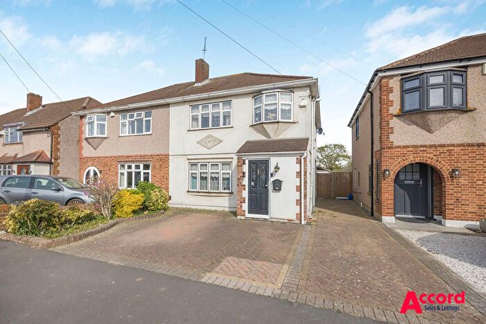 3 Bedroom Semi Detached House For Sale In Dee Way, Romford, RM1