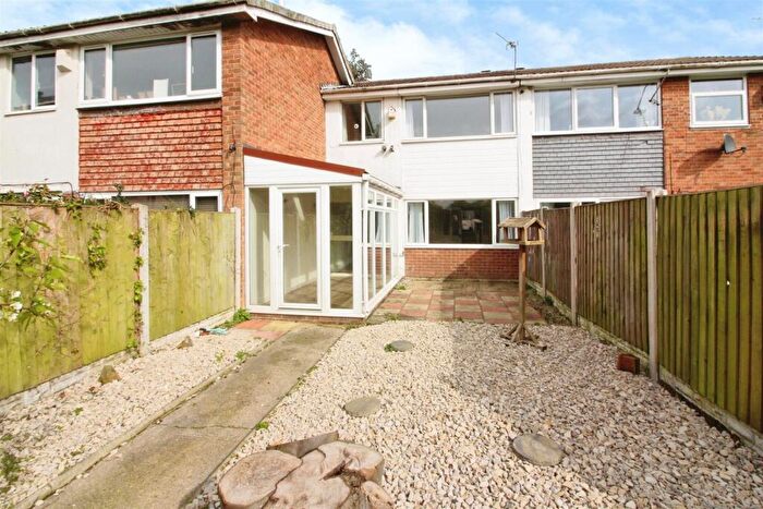 3 Bedroom Town House For Sale In Garland Drive, Leeds, LS15