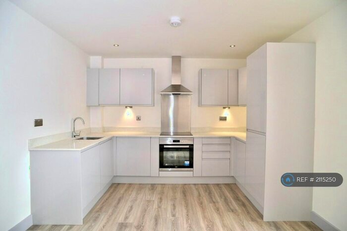 2 Bedroom Flat To Rent In Trinity Court, Leeds, LS9