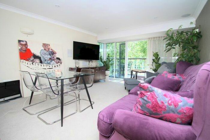 2 Bedroom Flat To Rent In Creswell Drive, Beckenham, BR3