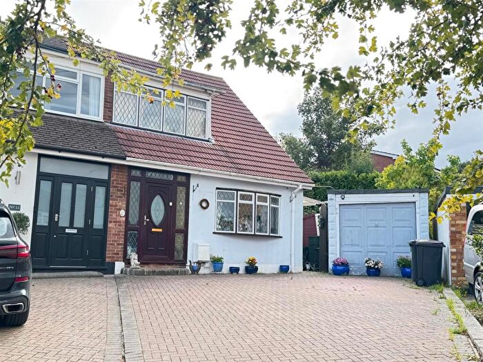 2 Bedroom Chalet For Sale In Link Road, Rayleigh, SS6