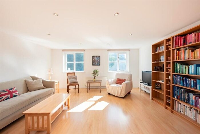 4 Bedroom Terraced House For Sale In Pickard Close, London, N14