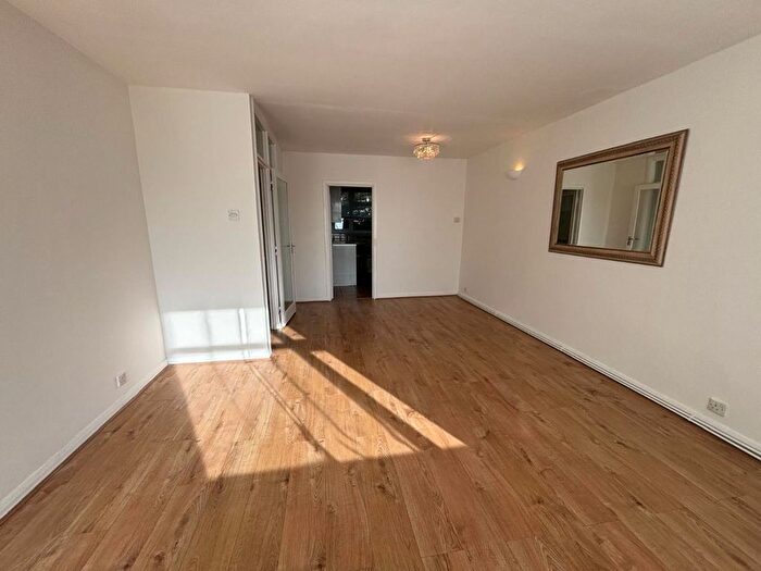 2 Bedroom Flat To Rent In Flat, Aldwick Court, Sonia Gardens, London, N12