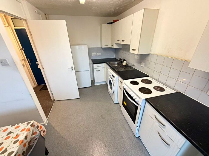 2 Bedroom Flat To Rent In Weatherley Close, London, E3
