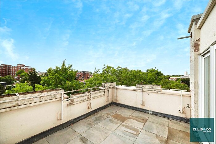 3 Bedroom Flat For Sale In James Close, Golders Green, NW11