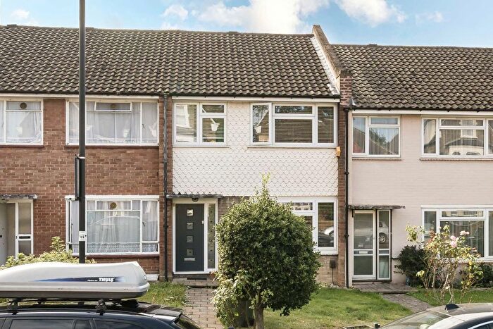 3 Bedroom Flat To Rent In Kempshott Road, London, SW16