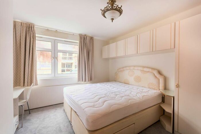 2 Bedroom Flat To Rent In Chester Close South, Regent's Park, London, NW1