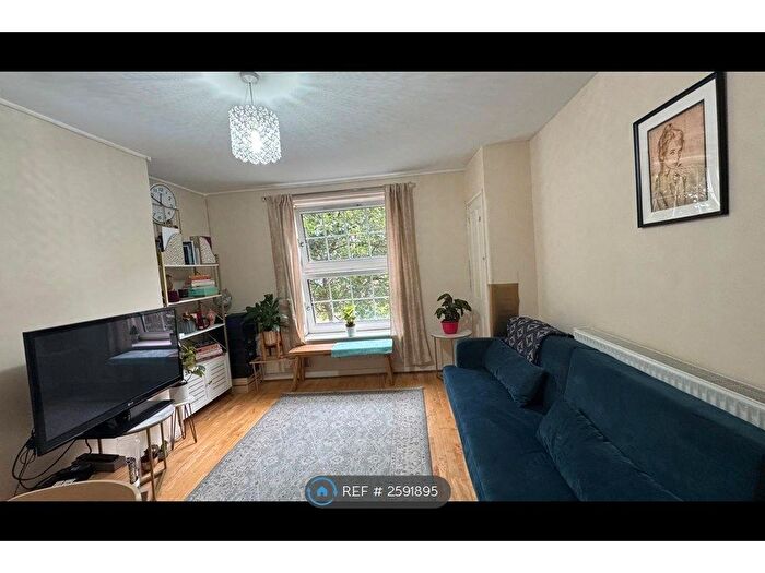 2 Bedroom Flat To Rent In Newcourt House, London, E2