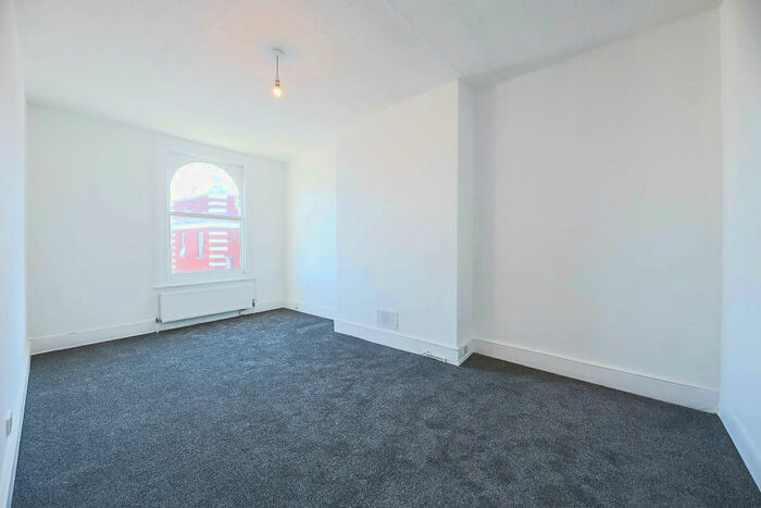 3 Bedroom Flat To Rent In High Street, NW10