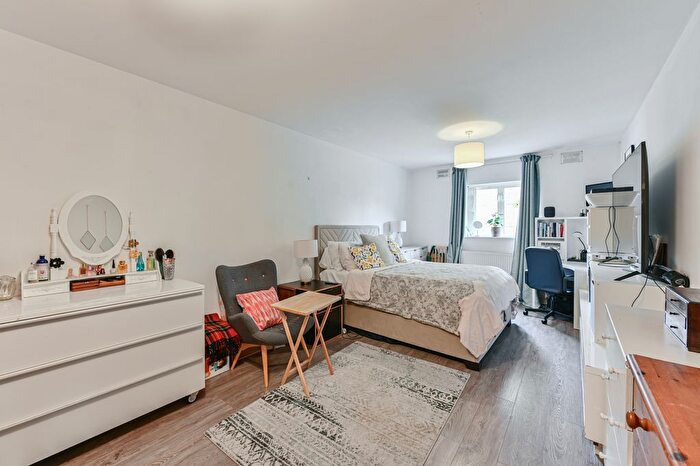 2 Bedroom Flat To Rent In Lewisham Way, New Cross, SE14