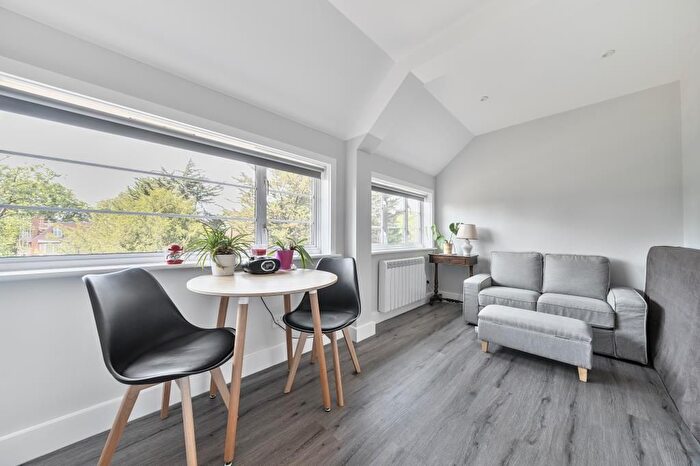 1 Bedroom Flat To Rent In Popes Avenue, Twixkenham, TW2