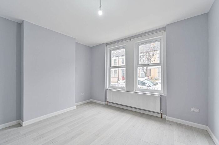 2 Bedroom Flat To Rent In Gilbey Road, Tooting Broadway, London, SW17