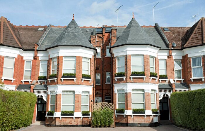 23 Bedroom House To Rent In Woodside Park Road, London, N12