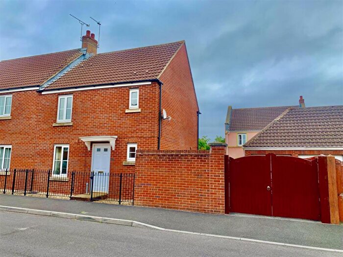 3 Bedroom Semi-Detached House To Rent In Wyvern Road, Melksham, SN12