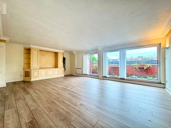 3 Bedroom Flat To Rent In Coliseum Court, Regents Park Road, London, N3