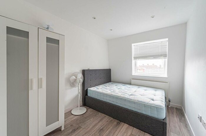 3 Bedroom Flat To Rent In .West India Dock Road, Canary Wharf, London, E14