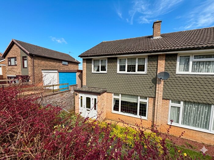 3 Bedroom Semi-Detached House For Sale In The Fairway Daventry Northamptonshire, NN11