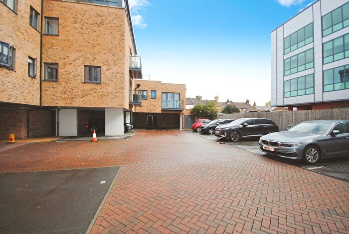 2 Bedroom Flat For Sale In Gartlet Road, Watford, WD17
