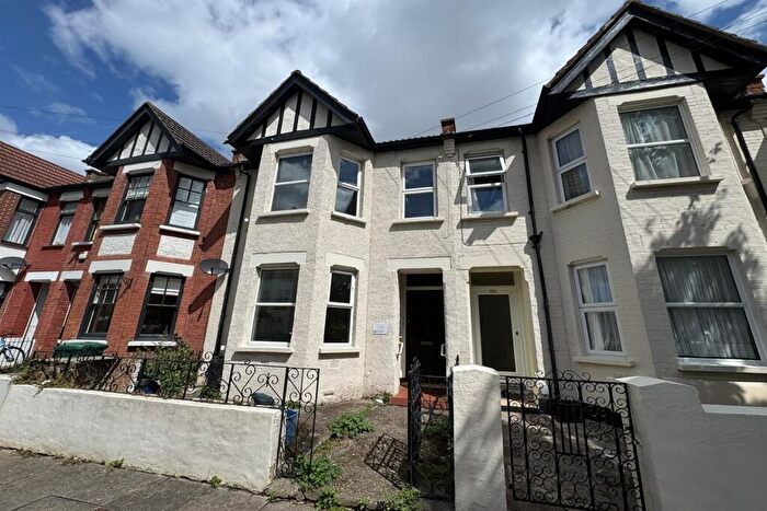 2 Bedroom Flat To Rent In Bedroom Ground Floor Flat In Southend On Sea, SS1