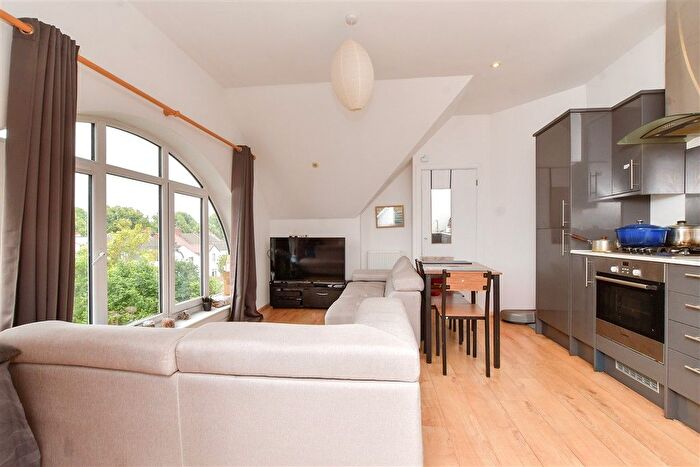 1 Bedroom Flat For Sale In Throwley Way, Sutton, Surrey, SM1