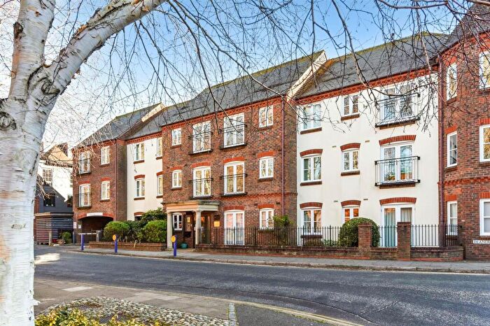 1 Bedroom Flat For Sale In Deanery Close, Chichester, PO19