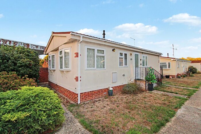 2 Bedroom Park Home For Sale In Chilton Farm Park, Fleet Road, Farnborough, GU14