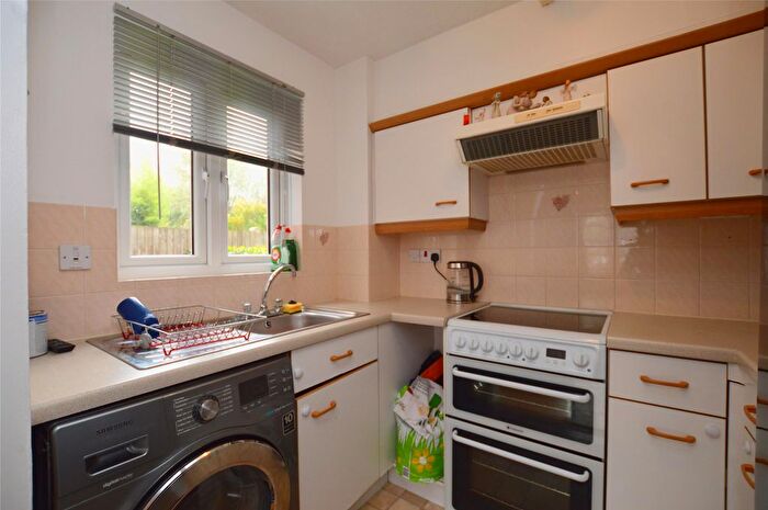 1 Bedroom Flat To Rent In Peartree Avenue, London, SW17