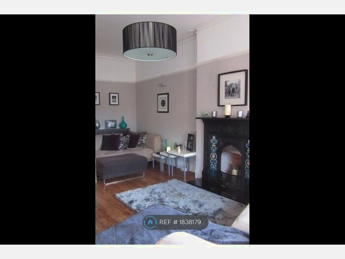 2 Bedroom Flat To Rent In High Street, Egham, TW20
