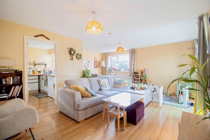 2 Bedroom Flat To Rent In Clarence Avenue, London, SW4