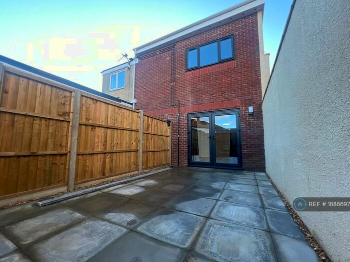 2 Bedroom Flat To Rent In Duncombe Road, Bristol, BS15