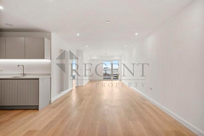 3 Bedroom Apartment To Rent In Galleria House, Royal Eden Docks, E16
