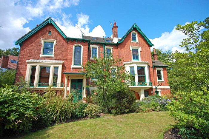 2 Bedroom Apartment To Rent In Kingsley Grange, Snaresbrook, E11