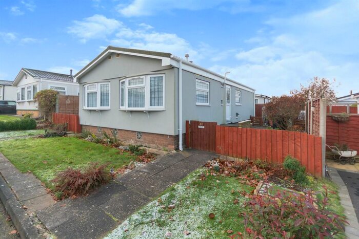 2 Bedroom Mobile/park Home For Sale In Hillcrest Park, Wythall, Birmingham, B47