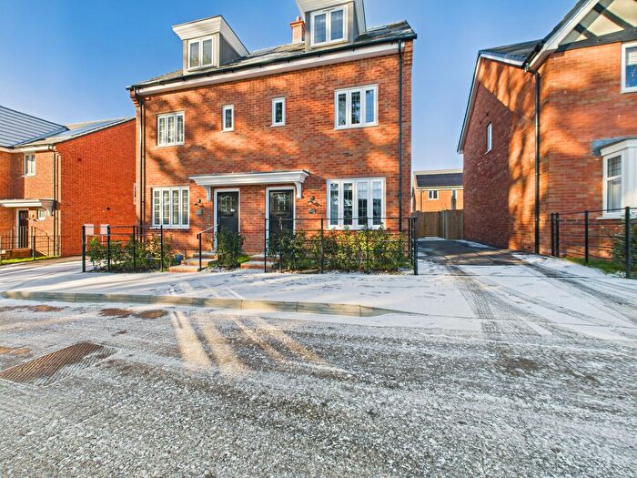 3 Bedroom Town House For Sale In Greenkeepers Avenue, Basingstoke, RG23