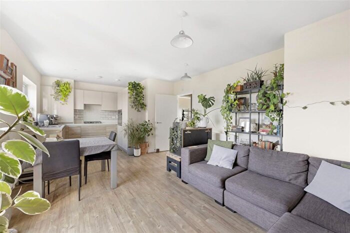 2 Bedroom Flat For Sale In Blackthorn Avenue, Chigwell, IG7