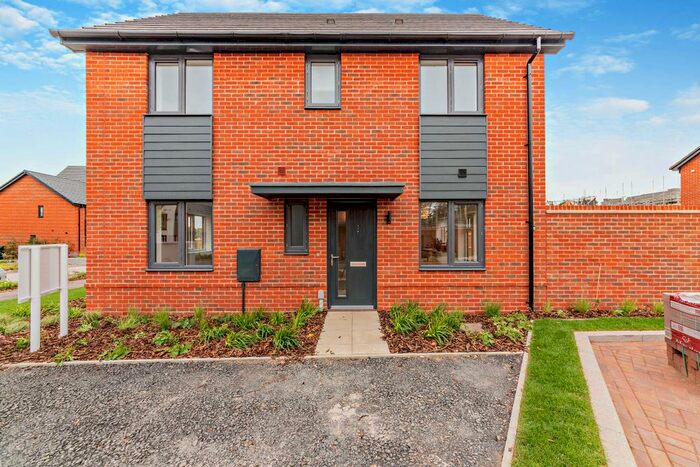 3 Bedroom Semi-Detached House To Rent In Buckler Ride, Crowthorne, RG45