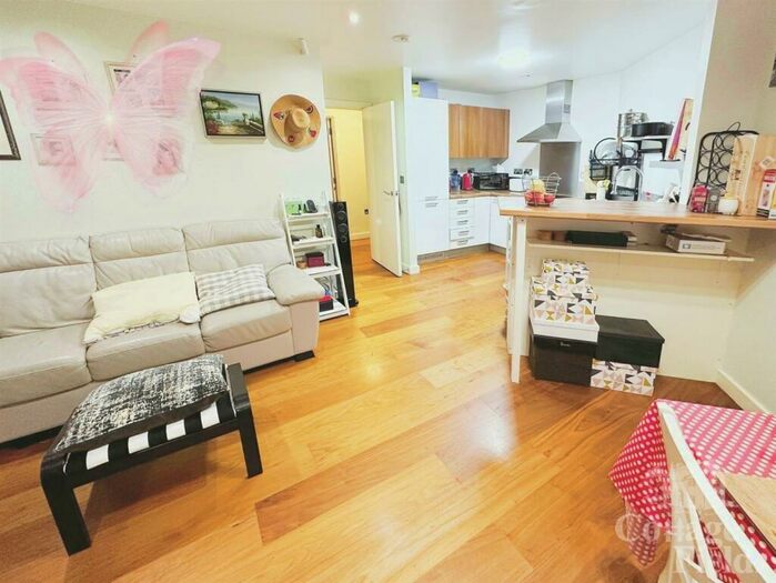 2 Bedroom Flat To Rent In Pinnata Close, Enfield, EN2