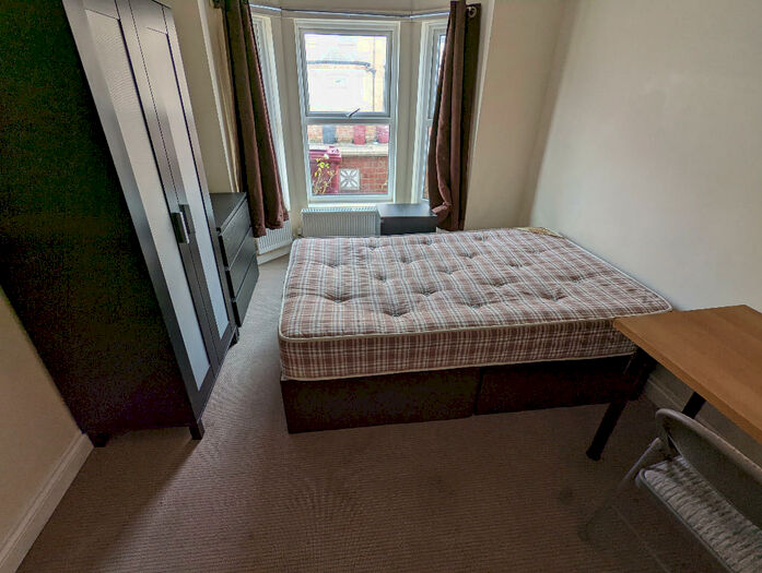 6 Bedroom Terraced House To Rent In Grange Avenue, Reading, Berkshire, RG6