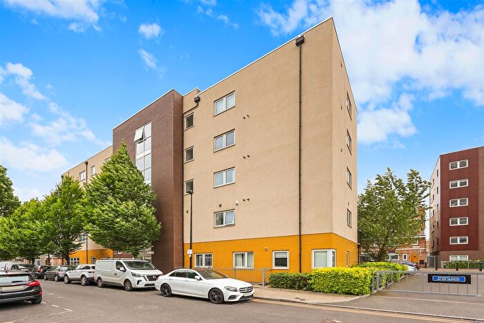 1 Bedroom Flat To Rent In Chaplin Court, Mile End, London, E3