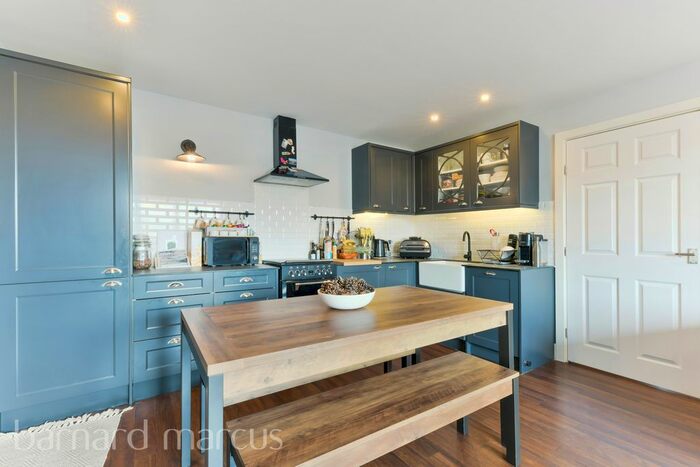 2 Bedroom Flat To Rent In Church Street, Epsom, KT17