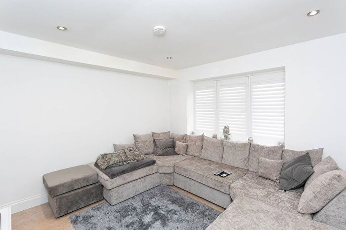 1 Bedroom Flat For Sale In Marlborough Drive, Rp, Bushey, WD23