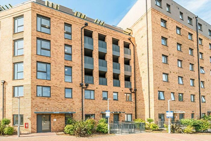 3 Bedroom Flat To Rent In Powdermill Close, New Malden, KT3